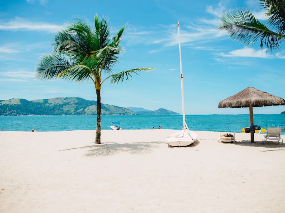 Temporada de verão 2025/2026 em Florianópolis: números do turismo e o que eles deixam para o investidor
