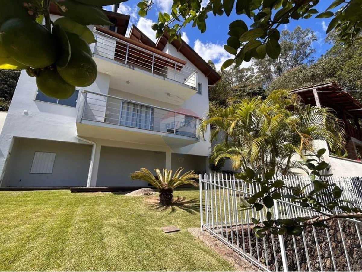 Casa com 4 Dormitórios e Vista para o Mar à Venda em Sambaqui, Florianópolis