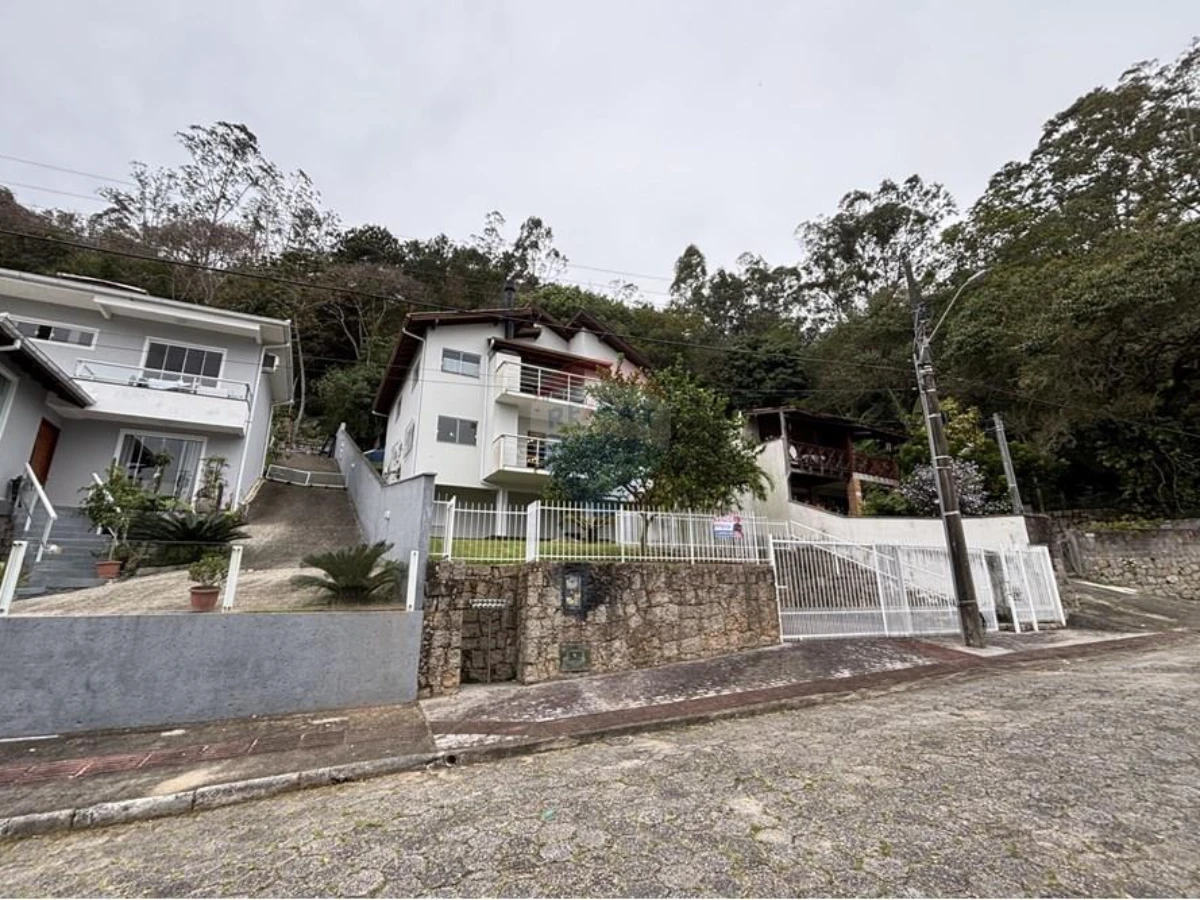 Casa com 4 Dormitórios e Vista para o Mar à Venda em Sambaqui, Florianópolis
