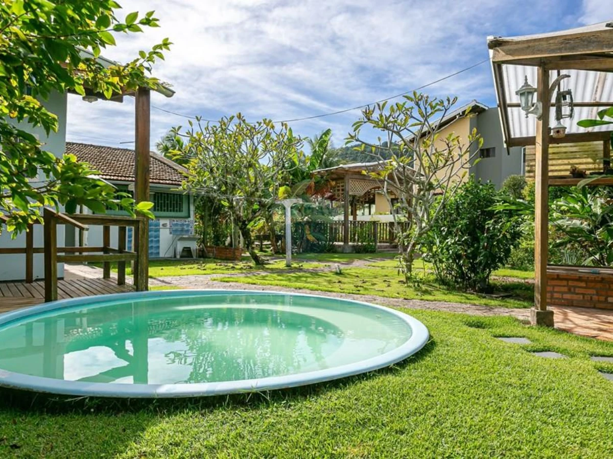 Casa à Venda com 4 Dormitórios — Barra da Lagoa, Florianópolis