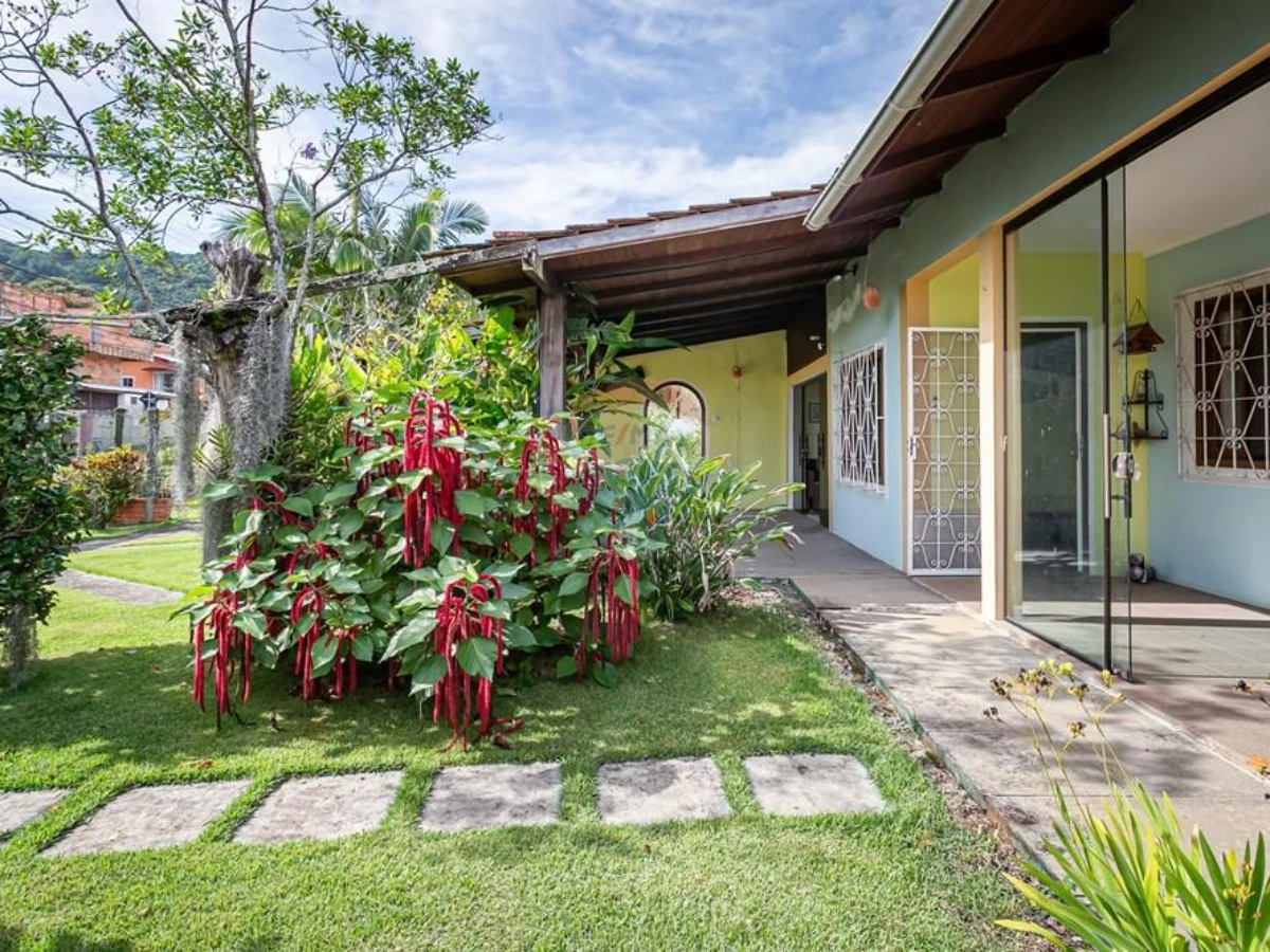 Casa à Venda com 4 Dormitórios — Barra da Lagoa, Florianópolis