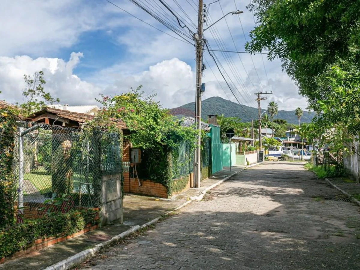 Casa à Venda com 4 Dormitórios — Barra da Lagoa, Florianópolis