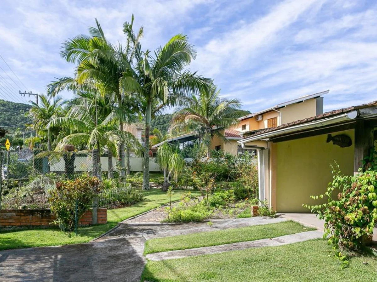 Casa à Venda com 4 Dormitórios — Barra da Lagoa, Florianópolis