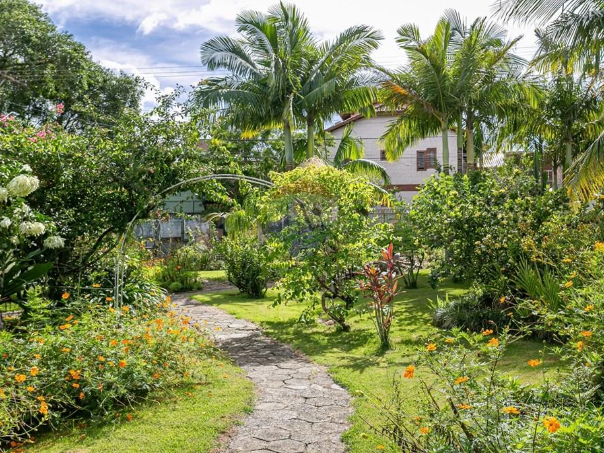 Casa à Venda com 4 Dormitórios — Barra da Lagoa, Florianópolis