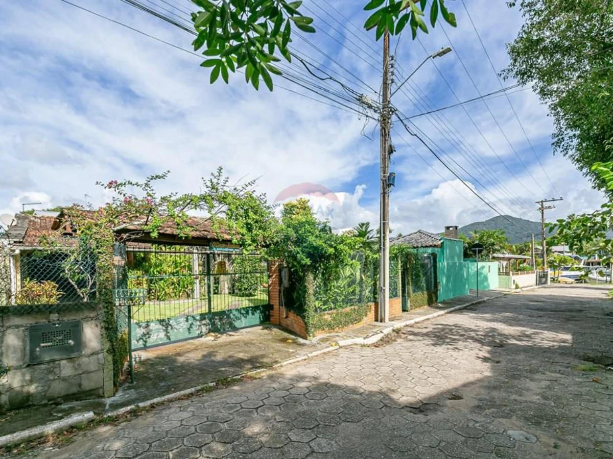 Casa à Venda com 4 Dormitórios — Barra da Lagoa, Florianópolis