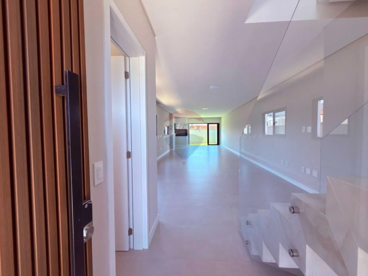 Casa Nova com 3 Suítes à Venda no Jardim Campeche, Florianópolis — 167,5 m² de Área Útil