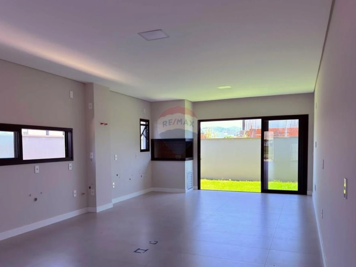 Casa Nova com 3 Suítes à Venda no Jardim Campeche, Florianópolis — 167,5 m² de Área Útil