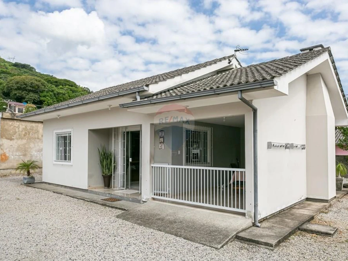 Casa à Venda — 185 m² de Área Útil, 5 Dormitórios, Piscina, Ribeirão da Ilha, Florianópolis