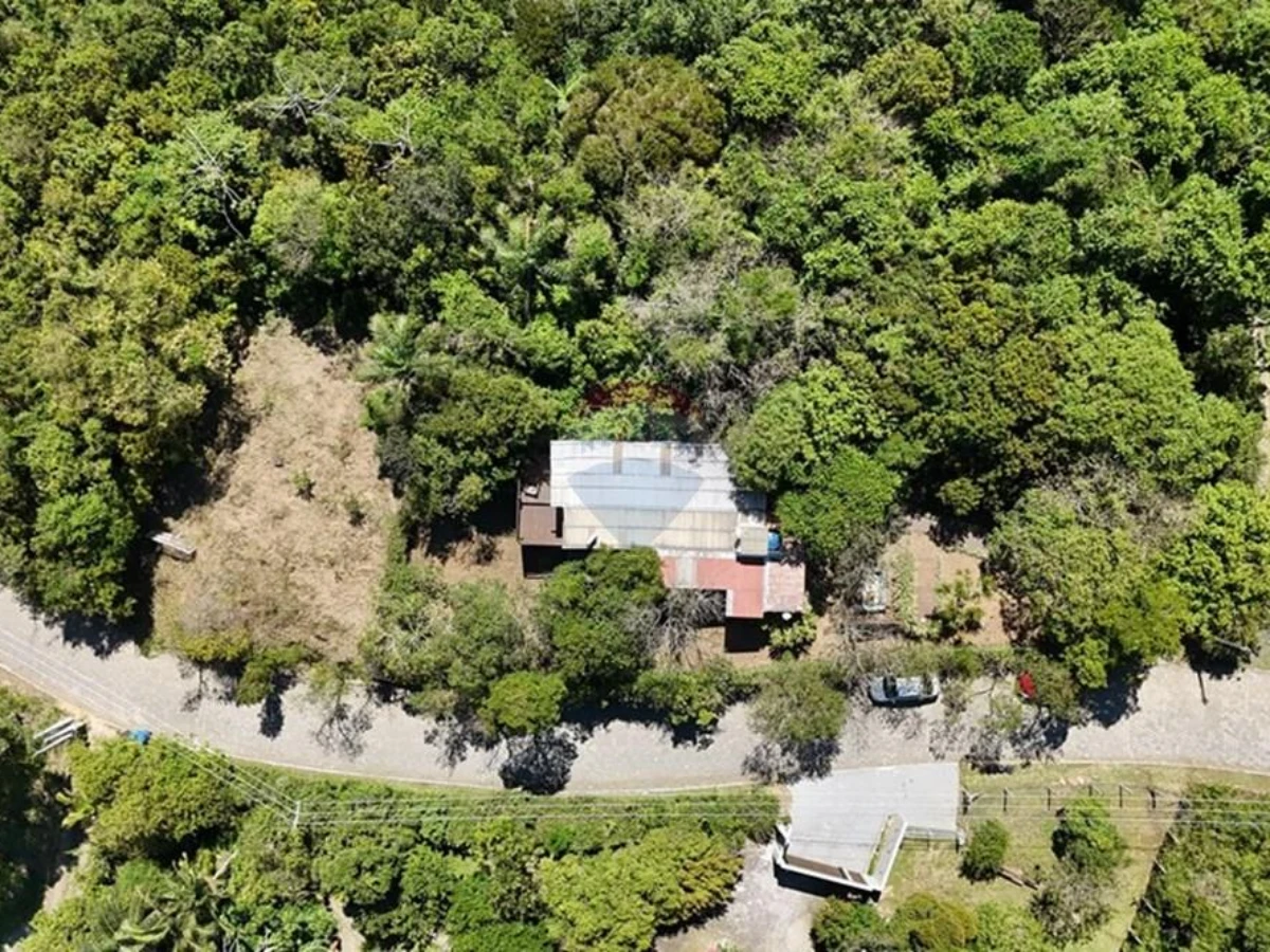 Casa Contêiner à Venda — Terreno de 1.414 m² com Vista para o Mar, Pântano do Sul, Florianópolis