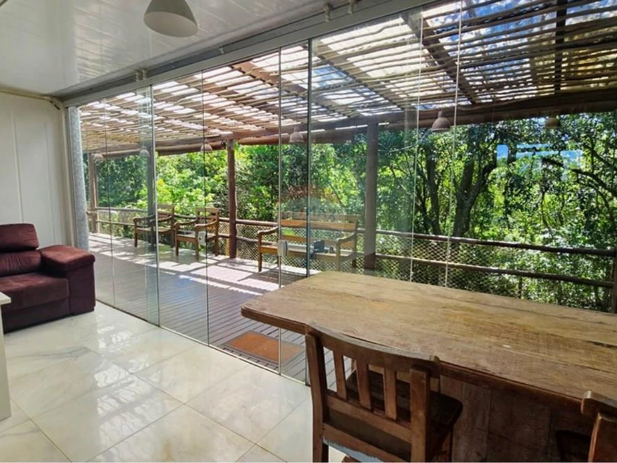 Casa Contêiner à Venda — Terreno de 1.414 m² com Vista para o Mar, Pântano do Sul, Florianópolis