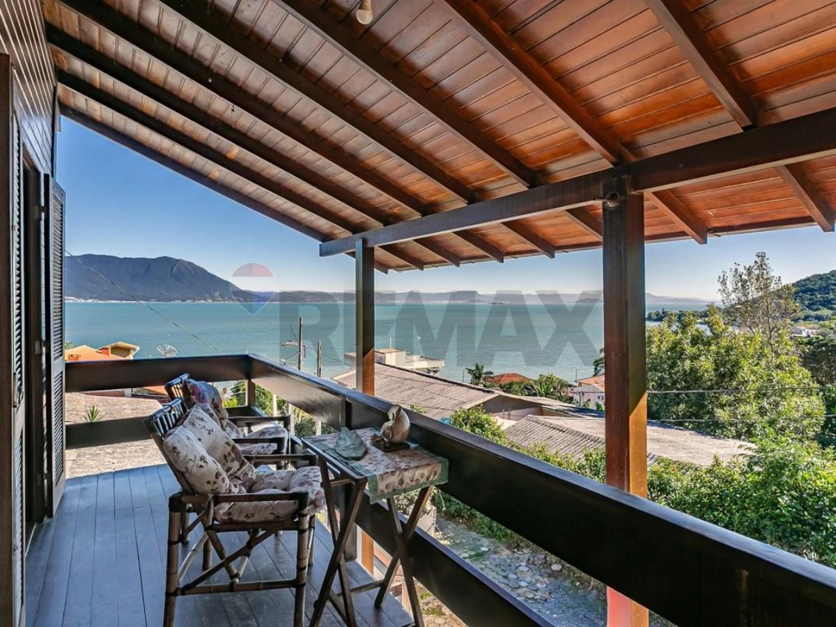 Casa 3 Dormitórios com Vista Mar à Venda — Ribeirão da Ilha, Florianópolis
