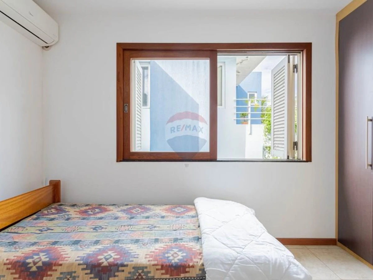 Casa 3 Dormitórios com Vista para a Baía Norte — João Paulo, Florianópolis
