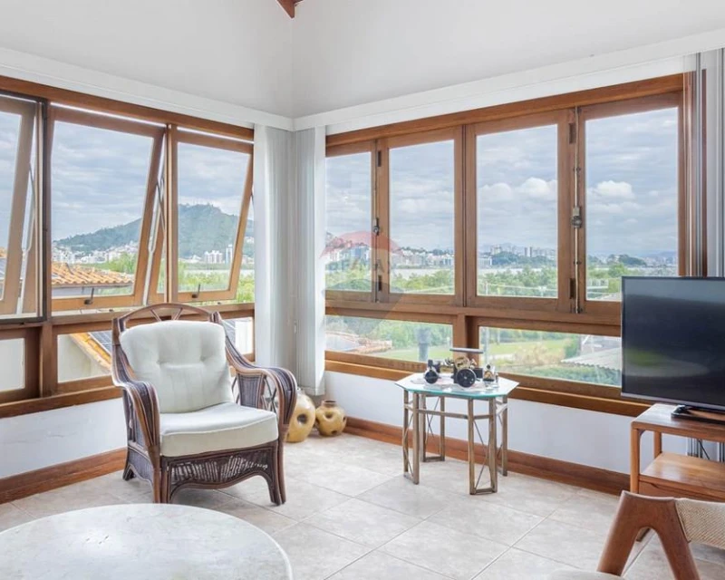 Casa 3 Dormitórios com Vista para a Baía Norte — João Paulo, Florianópolis