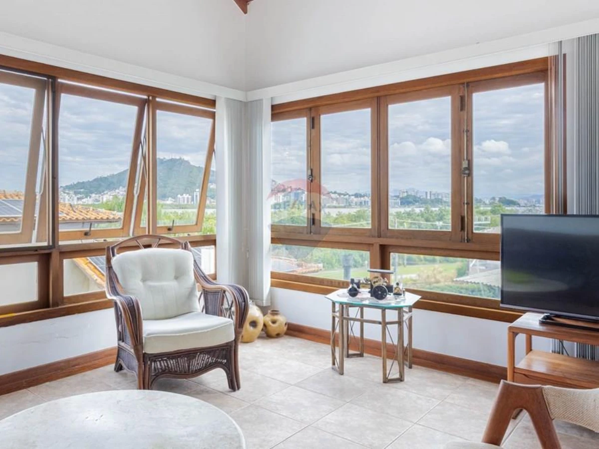 Casa 3 Dormitórios com Vista para a Baía Norte — João Paulo, Florianópolis