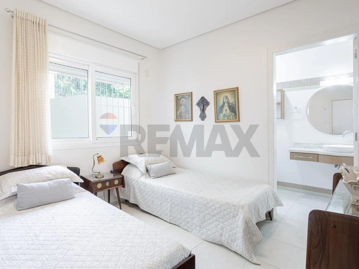 Casa Frente Mar em Cacupé, Florianópolis — 5 Suítes, 505 m²