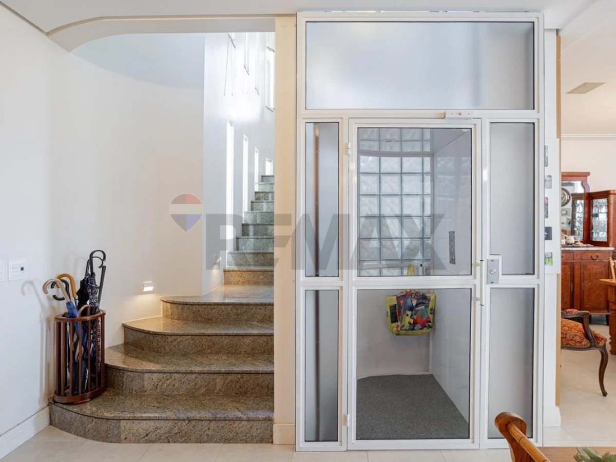 Casa Frente Mar em Cacupé, Florianópolis — 5 Suítes, 505 m²