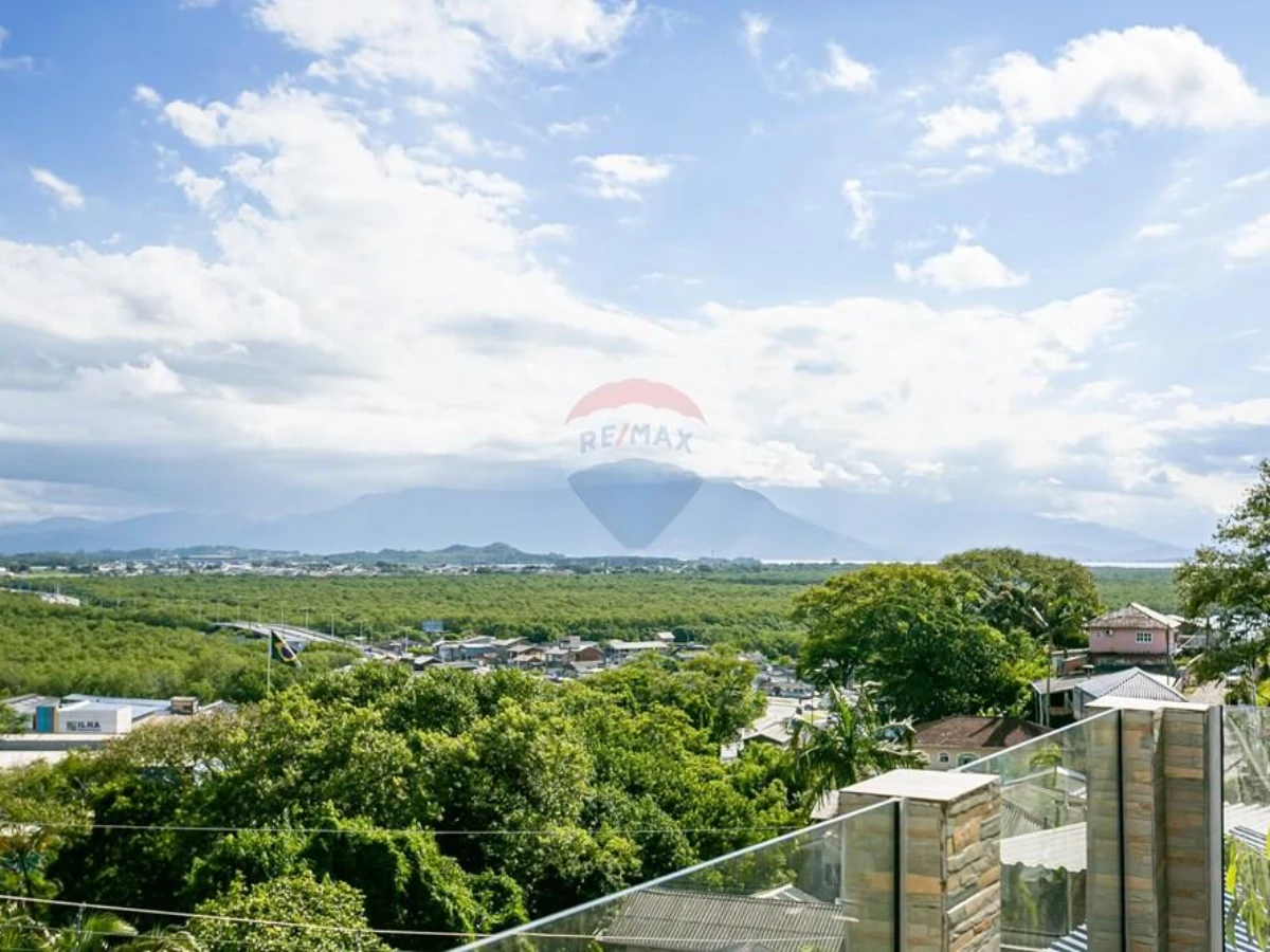 Casa 3 Dormitórios com Terreno de 3.200 m² — Costeira do Pirajubaé, Florianópolis