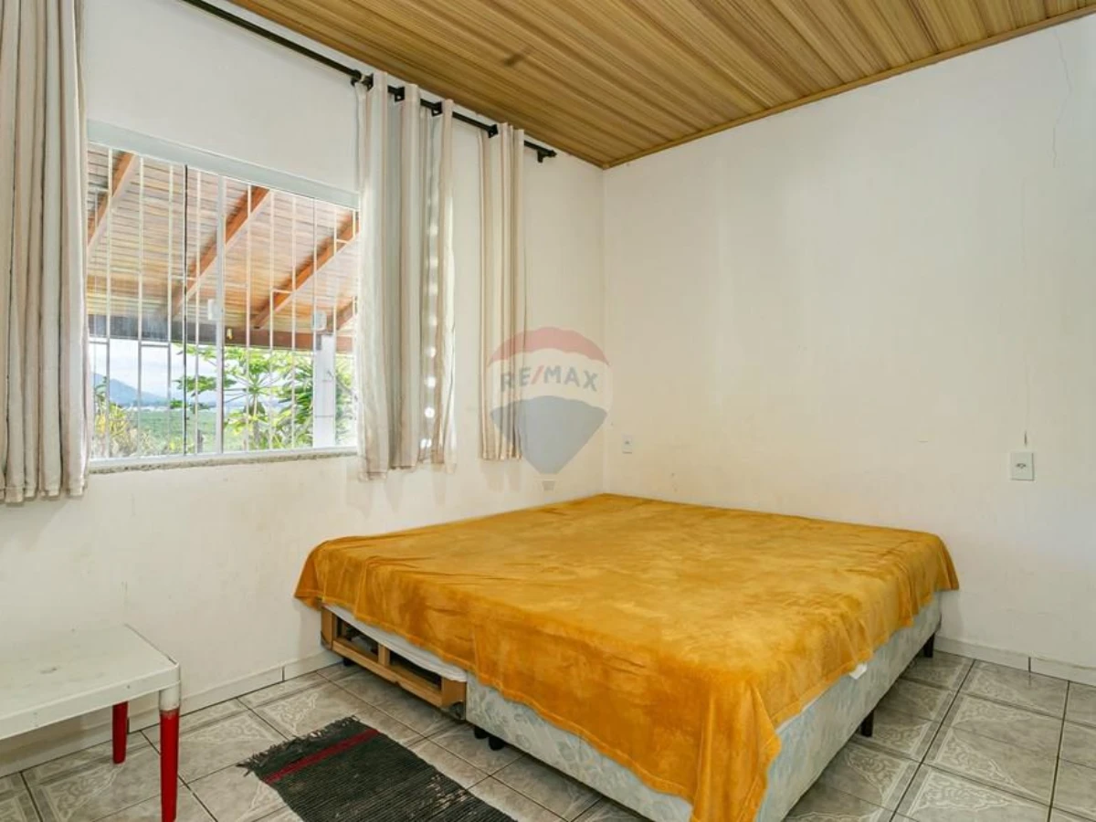 Casa 3 Dormitórios com Terreno de 3.200 m² — Costeira do Pirajubaé, Florianópolis