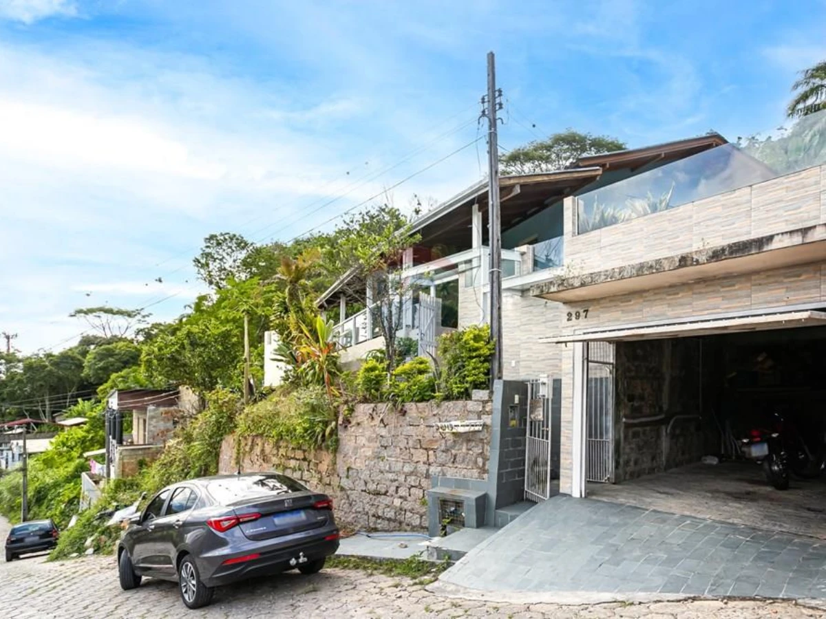 Casa 3 Dormitórios com Terreno de 3.200 m² — Costeira do Pirajubaé, Florianópolis