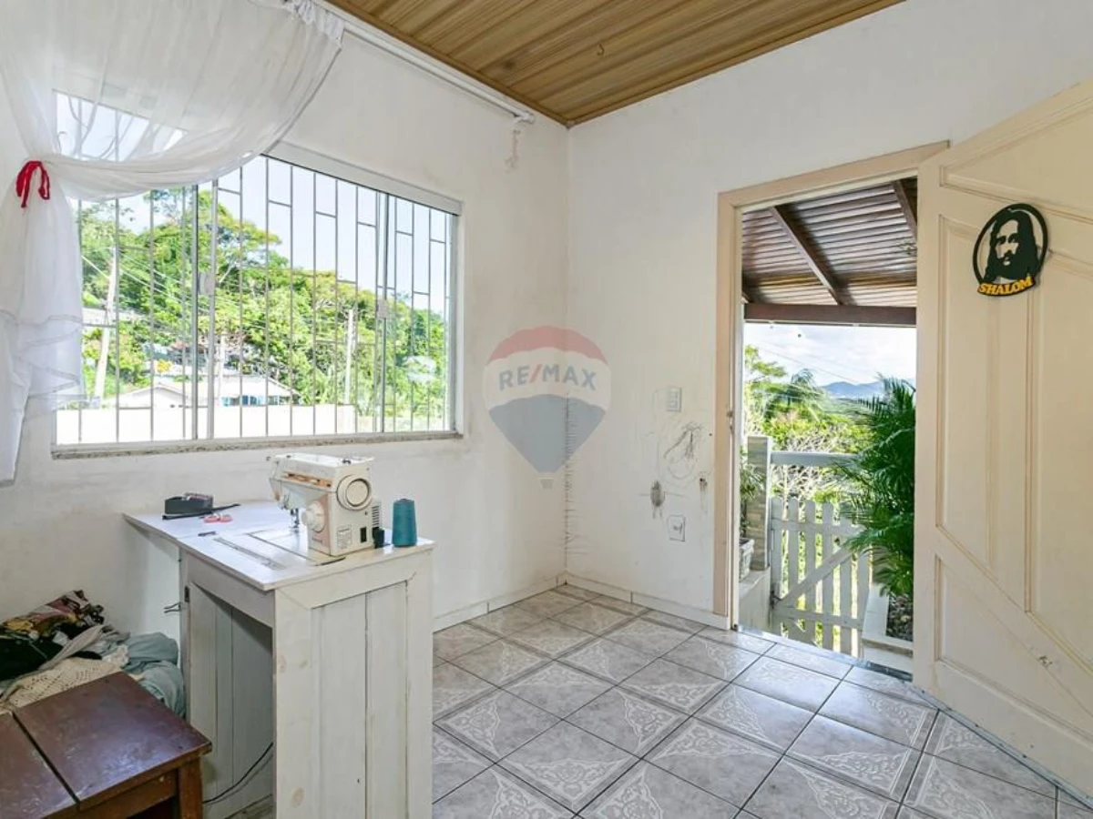 Casa 3 Dormitórios com Terreno de 3.200 m² — Costeira do Pirajubaé, Florianópolis
