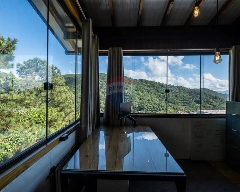 Casa 4 Dormitórios com Vista para as Montanhas à Venda em Santo Antônio de Lisboa