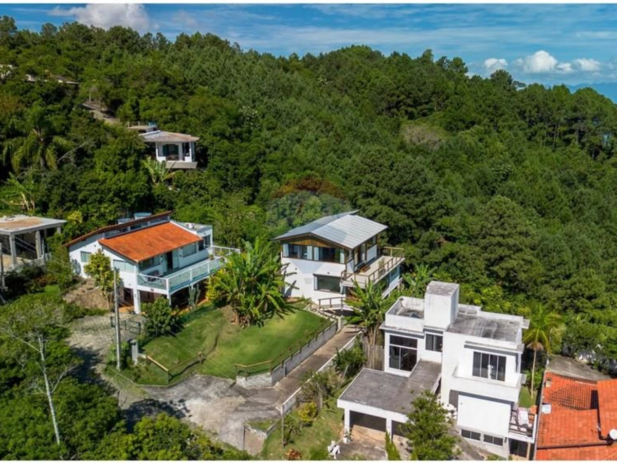 Casa 4 Dormitórios com Vista para as Montanhas à Venda em Santo Antônio de Lisboa