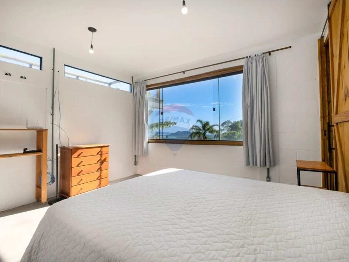 Casa 4 Dormitórios com Vista para as Montanhas à Venda em Santo Antônio de Lisboa