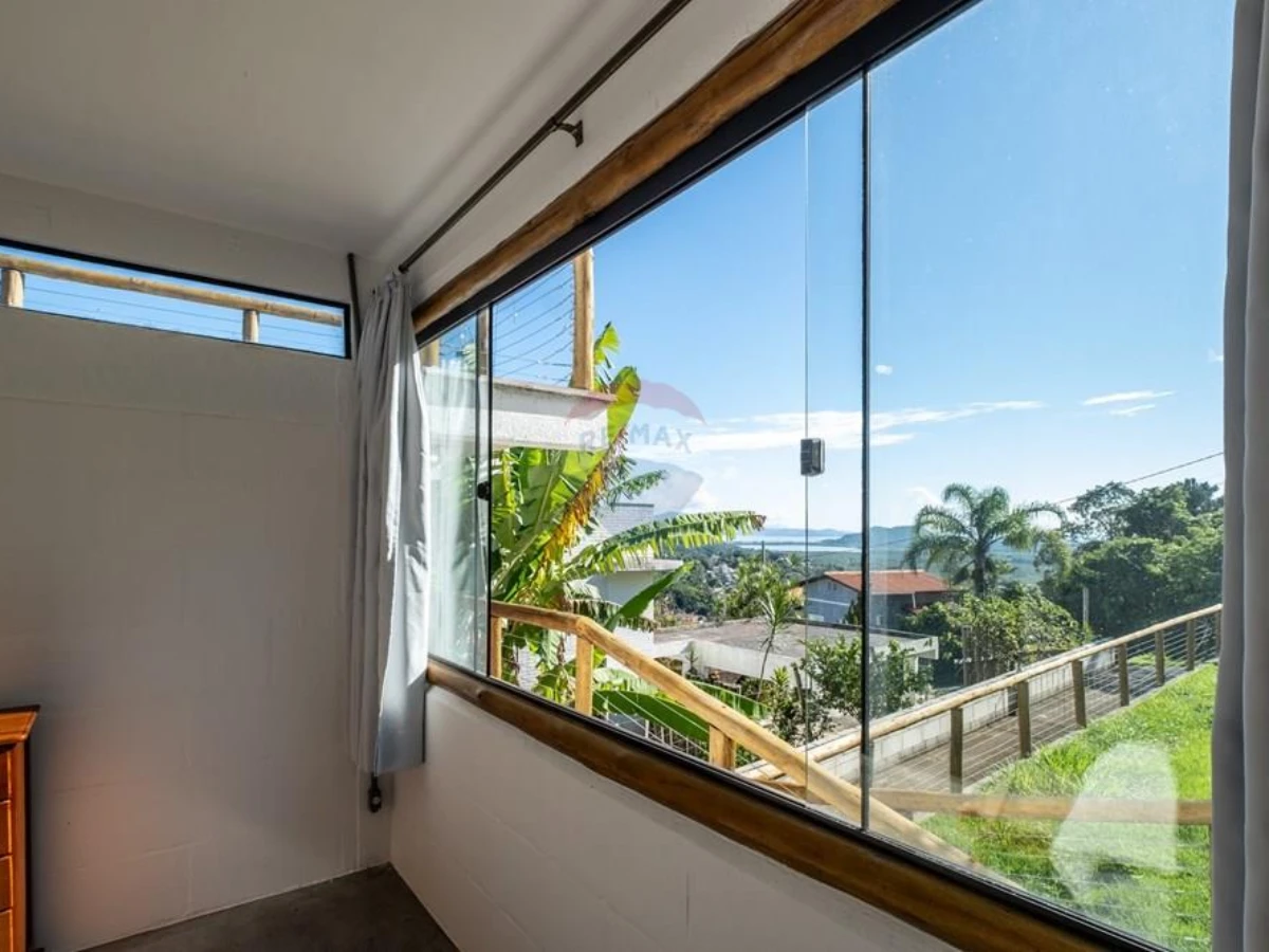 Casa 4 Dormitórios com Vista para as Montanhas à Venda em Santo Antônio de Lisboa