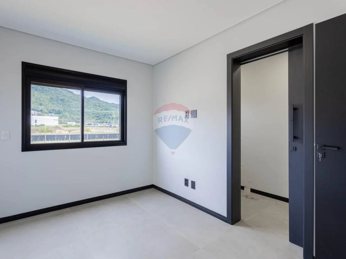 Casa Nova 3 Suítes à Venda — Vargem do Bom Jesus, Florianópolis